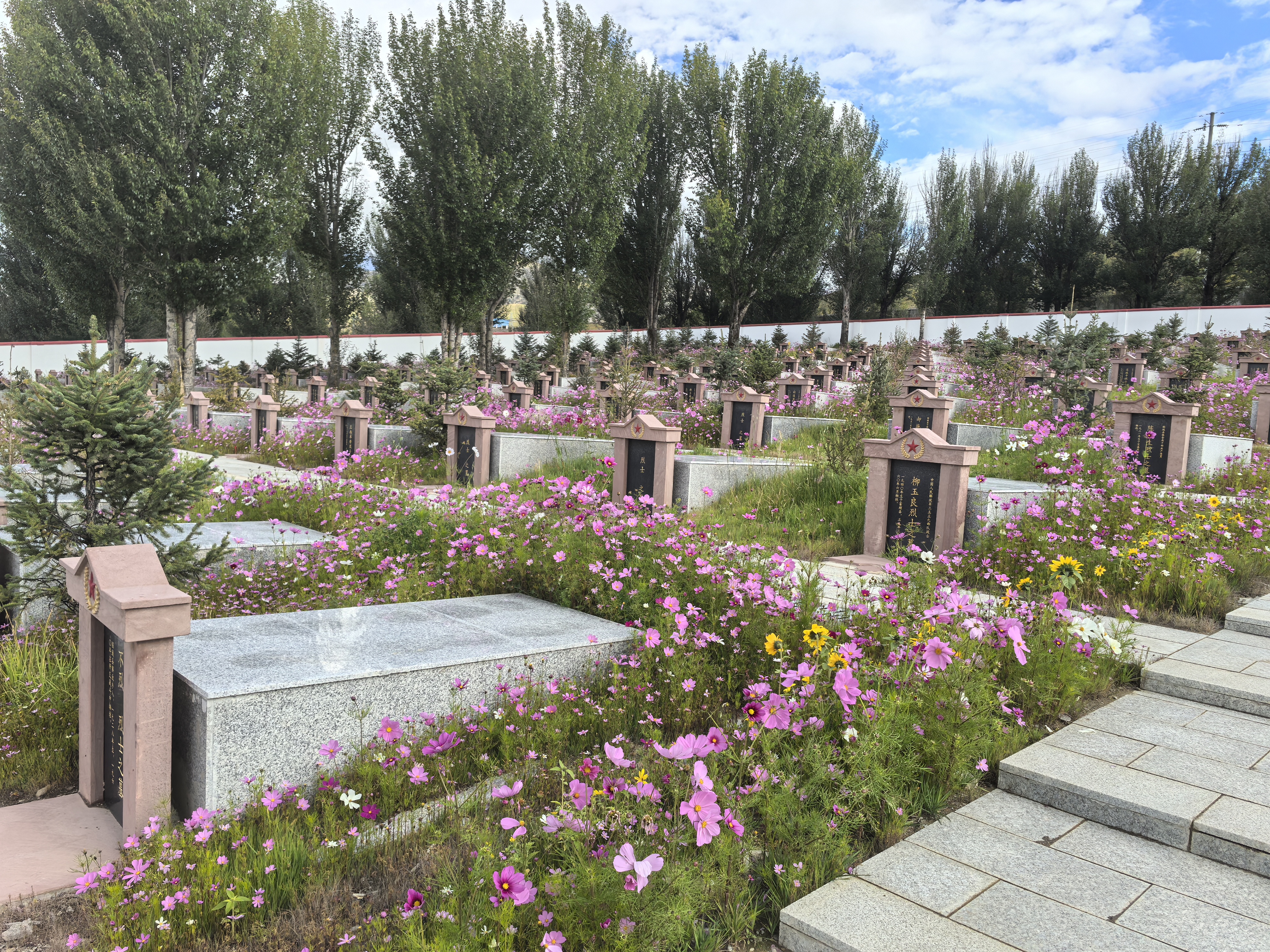 捐資800萬(wàn)，修繕改建稻城烈士陵園